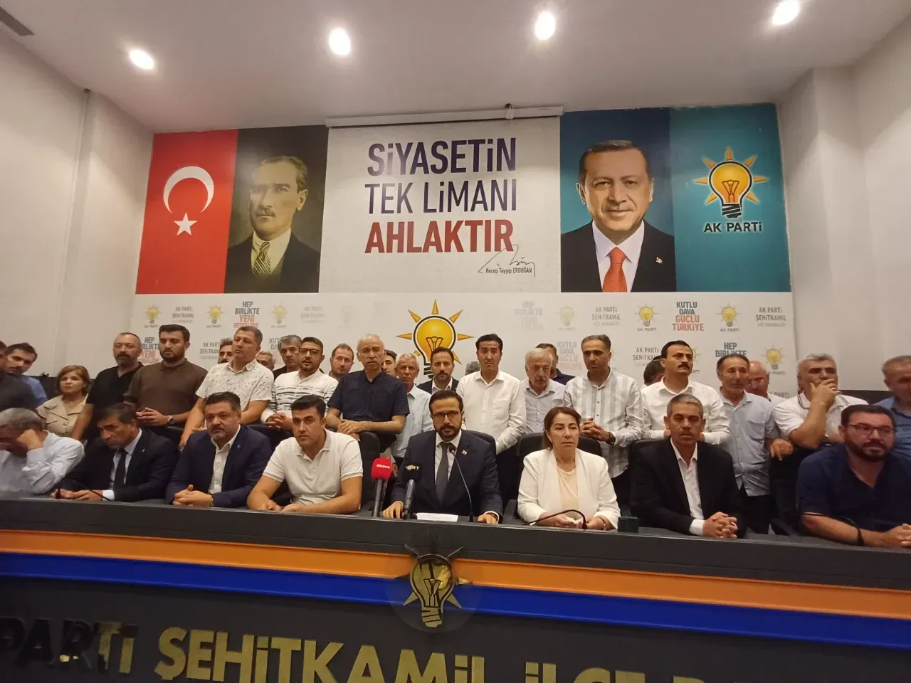 Ak Parti Şehitkamil  ilçe başkanı Mehmet Yılmaz, Cumhurbaşkanı Recep Tayyip Erdoğan’ı yanlış bilgilendiren Genel Başkan yardımcılarını istifaya davet etti. 