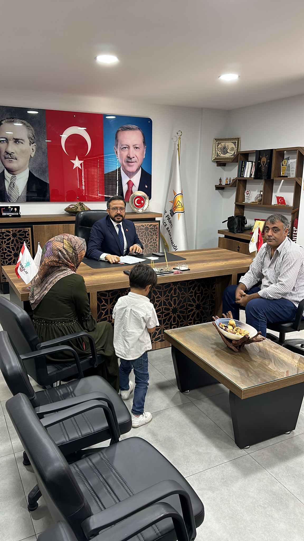  Başkanı Mehmet Yılmaz'ın Başkanı Olduğu Şehitkamil Ak Parti İlçe Binasında Halk Günü Takdir Topluyor.